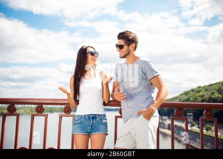 Jeune couple sur le pont s'amuser et sourire le week-end Banque D'Images