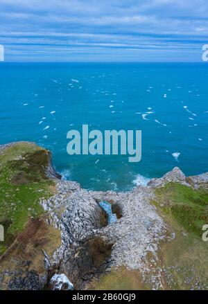 Paysage aérien de la plage de Cobijero et de l'arche naturelle El Salto del Caballo, Buelna, Llanes council, Asturies, Mer Cantabrique, Espagne, Europe Banque D'Images