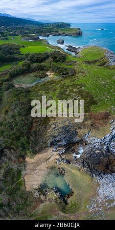 Paysage aérien de la plage de Cobijero et de l'arche naturelle El Salto del Caballo, Buelna, Llanes council, Asturies, Mer Cantabrique, Espagne, Europe Banque D'Images