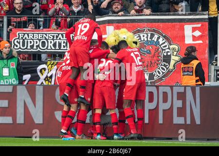 Jubilationtraube des joueurs de Leverkusen après un but, jubilation, acclamer, acclamer, joie, acclamer, célébrer, goaljubel, figure entière, football 1. Bundesliga, 25ème jour de jumelage, Bayer 04 Leverkusen (LEV) - Eintracht Frankfurt (F) 4: 0, le 7 mars 2019 à Leverkusen/Allemagne. | utilisation dans le monde entier Banque D'Images