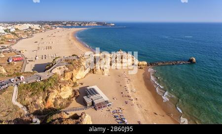 Antenne. Plage de Tres castelos, à Portimao, vue du ciel Banque D'Images