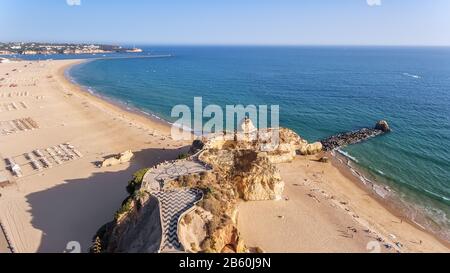 Antenne. Plage Tres castelos et Rocha, à Portimao, vue du ciel Banque D'Images