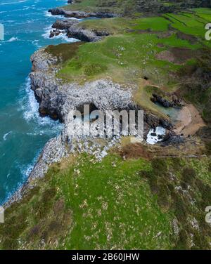 Paysage aérien de la plage de Cobijero et de l'arche naturelle El Salto del Caballo, Buelna, Llanes council, Asturies, Mer Cantabrique, Espagne, Europe Banque D'Images