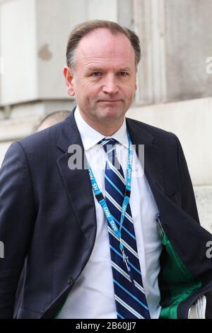 Le chef de la direction de NHS England Simon Stevens arrive au Cabinet Office, à Whitehall, à Londres, pour une réunion du comité d'urgence du gouvernement Cobra pour discuter du coronavirus. Banque D'Images