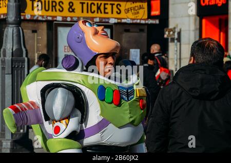 Madrid, Espagne - 7 mars 2020: Homme vêtu de Buzz Lightyear à Puerta del sol, Madrid, Espagne Banque D'Images