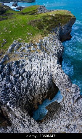 Paysage aérien de la plage de Cobijero et de l'arche naturelle El Salto del Caballo, Buelna, Llanes council, Asturies, Mer Cantabrique, Espagne, Europe Banque D'Images