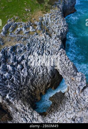 Paysage aérien de la plage de Cobijero et de l'arche naturelle El Salto del Caballo, Buelna, Llanes council, Asturies, Mer Cantabrique, Espagne, Europe Banque D'Images