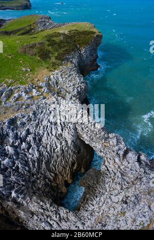 Paysage aérien de la plage de Cobijero et de l'arche naturelle El Salto del Caballo, Buelna, Llanes council, Asturies, Mer Cantabrique, Espagne, Europe Banque D'Images