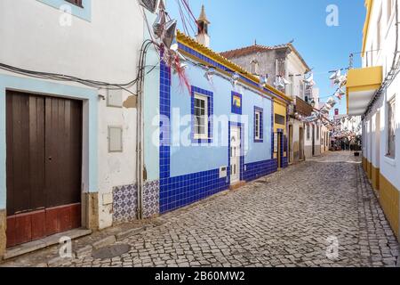 Les rues traditionnelles avant les vacances à Ferragudo. Portimao Banque D'Images