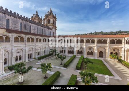 Détails de la cour de la tour du monastère catholique en arrière-plan. Portugal Banque D'Images