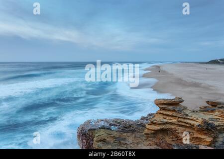 Vue sur la plage depuis les vagues de Nazare. Jour nuageux. Banque D'Images