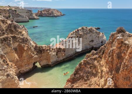 Bateaux en mer en vacances avec les touristes. Plages De Portimao. Banque D'Images