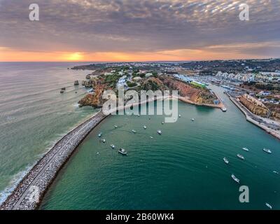 Antenne. Port du port de plaisance vue sur Albufeira depuis l'air. Portugal Banque D'Images