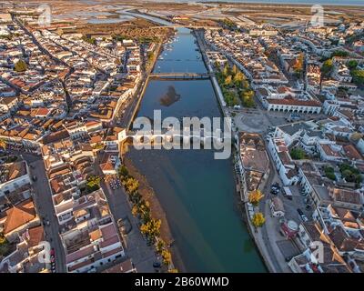 Pont arabe au-dessus de la rivière Gilao, ville de Tavira. Portugal. Banque D'Images