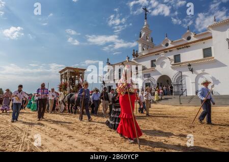 El ROCIO, ANDALOUSIE, ESPAGNE - 22 MAI: Romeria après avoir visité le Sanctuaire va au village. 2015 C'est l'un des plus célèbres pèlerinage d'Espagne. Ça Banque D'Images