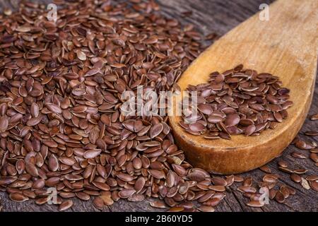 Grains de lin sur une cuillère en bois. Gros plan. Banque D'Images