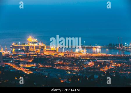 Batumi, Adjara, Géorgie - 27 Mai 2016 : Vue Aérienne Du Cityscape Urbain Et Du Port En Soirée Ou En Soirée. Zone Industrielle. Banque D'Images