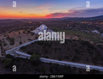 Crépuscule au coucher du soleil, vue sur l'église de Loule . Algarve. Banque D'Images