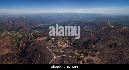 Forêt brûlée Monchique. Vue du ciel. Portugal Banque D'Images