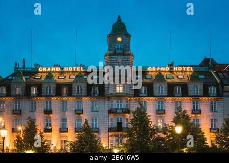 Oslo, Norvège - 24 Juin 2019: Bâtiment Du Grand Hotel Oslo En Vue Nocturne. Centrum District En Été Soir. Banque D'Images