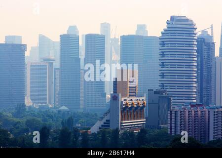 Vue rapprochée élevée de divers bâtiments commerciaux et gratte-ciel, complexe Golden Mile. Singapour. Banque D'Images