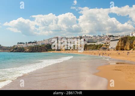 Vagues sur la plage des pêcheurs d'Albufeira. Ville touristique portugaise. Banque D'Images