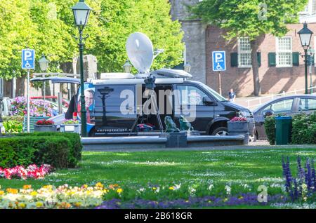 Zierikzee, Zeeland, Pays-Bas - 15 juin 2015 : installation d'un caméscope et des accessoires des émetteurs Omroep Zeeland. Pour filmer n la ville Banque D'Images