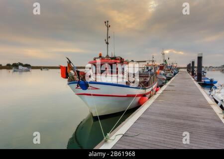 Bateau de pêche sur le quai Portugal. Coucher de soleil dans la mer. Banque D'Images