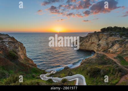 Magnifique coucher de soleil sur la plage de Carvoeiro au coucher du soleil. Valle Currais. Banque D'Images