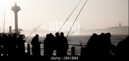 Istanbul, Turquie 18 février 2020 : silhouettes de pêcheurs vue d'Istanbul Banque D'Images