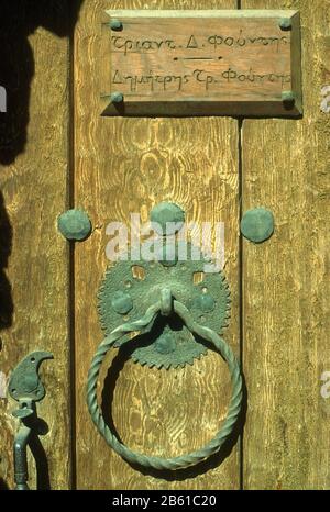 Décoration, antiquités, accessoires faits à la main sur un vieux brun, bois, porte à Metsovo, Ioannina, Épire, Grèce Banque D'Images