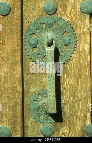 Décoration, antiquités, accessoires faits à la main sur un vieux brun, bois, porte à Metsovo, Ioannina, Épire, Grèce Banque D'Images