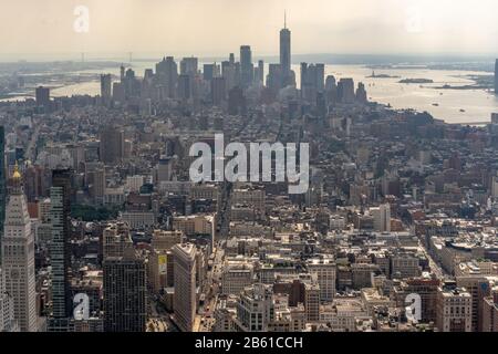 Vue sur Manhattan depuis la terrasse d'observation de l'Empire State Building. Banque D'Images