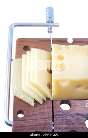 Planche à découper en bois avec morceaux de fromage sur fond blanc. Banque D'Images