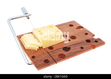 Planche à découper en bois avec morceaux de fromage sur fond blanc. Banque D'Images