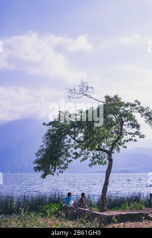 Coucher de soleil sur le lac atitlan au Guatemala Banque D'Images