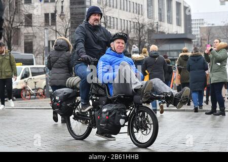 Mitte, Allemagne. 25 janvier 2020. Sven Marx (à gauche) et Juergen Pansin passent leur tandem le 25.1.2020 sur Pariser Platz en face de la porte de Brandebourg. Le 7 mars 2020, le projet hr Berlin - Tokyo, une balade en vélo de 15 000 kilomètres vers les Jeux Paralympiques, commence. Crédit: Thomas Uhlemann/dpa-zentralbild/ZB/dpa/Alay Live News Banque D'Images