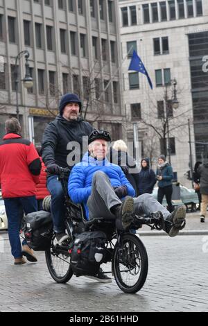 Mitte, Allemagne. 25 janvier 2020. Sven Marx (à gauche) et Juergen Pansin passent leur tandem le 25.1.2020 sur Pariser Platz en face de la porte de Brandebourg. Le 7 mars 2020, le projet hr Berlin - Tokyo, une balade en vélo de 15 000 kilomètres vers les Jeux Paralympiques, commence. Crédit: Thomas Uhlemann/dpa-zentralbild/ZB/dpa/Alay Live News Banque D'Images