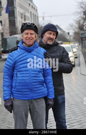 Mitte, Allemagne. 25 janvier 2020. Sven Marx (à gauche) et Juergen Pansin passent leur tandem le 25.1.2020 sur Pariser Platz en face de la porte de Brandebourg. Le 7 mars 2020, le projet hr Berlin - Tokyo, une balade en vélo de 15 000 kilomètres vers les Jeux Paralympiques, commence. Crédit: Thomas Uhlemann/dpa-zentralbild/ZB/dpa/Alay Live News Banque D'Images