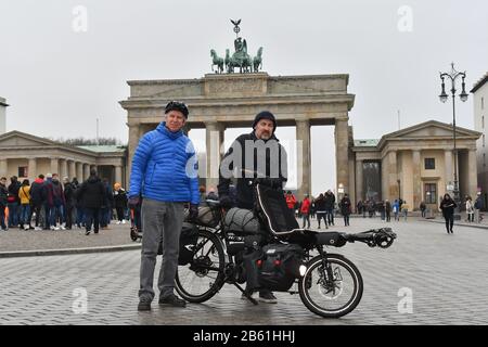 Mitte, Allemagne. 25 janvier 2020. Sven Marx (à gauche) et Juergen Pansin passent leur tandem le 25.1.2020 sur Pariser Platz en face de la porte de Brandebourg. Le 7 mars 2020, le projet hr Berlin - Tokyo, une balade en vélo de 15 000 kilomètres vers les Jeux Paralympiques, commence. Crédit: Thomas Uhlemann/dpa-zentralbild/ZB/dpa/Alay Live News Banque D'Images
