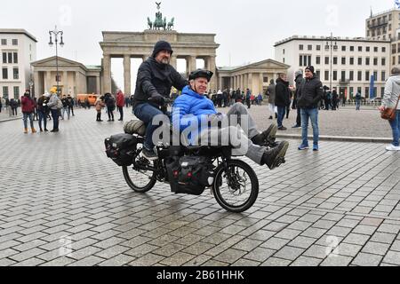 Mitte, Allemagne. 25 janvier 2020. Sven Marx (à gauche) et Juergen Pansin passent leur tandem le 25.1.2020 sur Pariser Platz en face de la porte de Brandebourg. Le 7 mars 2020, le projet hr Berlin - Tokyo, une balade en vélo de 15 000 kilomètres vers les Jeux Paralympiques, commence. Crédit: Thomas Uhlemann/dpa-zentralbild/ZB/dpa/Alay Live News Banque D'Images