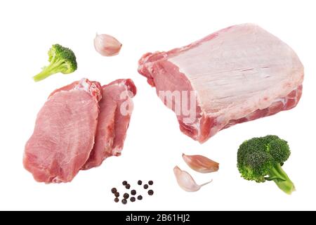 Préparation de viande crue pour griller des épices. Sur fond blanc. Banque D'Images