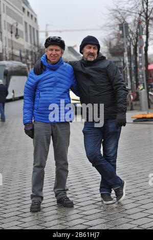 Mitte, Allemagne. 25 janvier 2020. Sven Marx (à gauche) et Juergen Pansin passent leur tandem le 25.1.2020 sur Pariser Platz en face de la porte de Brandebourg. Le 7 mars 2020, le projet hr Berlin - Tokyo, une balade en vélo de 15 000 kilomètres vers les Jeux Paralympiques, commence. Crédit: Thomas Uhlemann/dpa-zentralbild/ZB/dpa/Alay Live News Banque D'Images