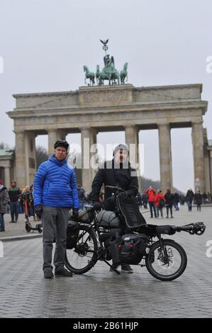 Mitte, Allemagne. 25 janvier 2020. Sven Marx (à gauche) et Juergen Pansin passent leur tandem le 25.1.2020 sur Pariser Platz en face de la porte de Brandebourg. Le 7 mars 2020, le projet hr Berlin - Tokyo, une balade en vélo de 15 000 kilomètres vers les Jeux Paralympiques, commence. Crédit: Thomas Uhlemann/dpa-zentralbild/ZB/dpa/Alay Live News Banque D'Images