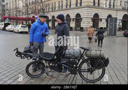 Mitte, Allemagne. 25 janvier 2020. Sven Marx (à gauche) et Juergen Pansin passent leur tandem le 25.1.2020 sur Pariser Platz en face de la porte de Brandebourg. Le 7 mars 2020, le projet hr Berlin - Tokyo, une balade en vélo de 15 000 kilomètres vers les Jeux Paralympiques, commence. Crédit: Thomas Uhlemann/dpa-zentralbild/ZB/dpa/Alay Live News Banque D'Images