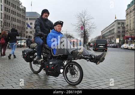 Mitte, Allemagne. 25 janvier 2020. Sven Marx (à gauche) et Juergen Pansin passent leur tandem le 25.1.2020 sur Pariser Platz en face de la porte de Brandebourg. Le 7 mars 2020, le projet hr Berlin - Tokyo, une balade en vélo de 15 000 kilomètres vers les Jeux Paralympiques, commence. Crédit: Thomas Uhlemann/dpa-zentralbild/ZB/dpa/Alay Live News Banque D'Images