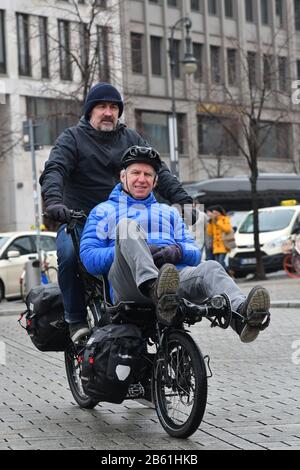 Mitte, Allemagne. 25 janvier 2020. Sven Marx (à gauche) et Juergen Pansin passent leur tandem le 25.1.2020 sur Pariser Platz en face de la porte de Brandebourg. Le 7 mars 2020, le projet hr Berlin - Tokyo, une balade en vélo de 15 000 kilomètres vers les Jeux Paralympiques, commence. Crédit: Thomas Uhlemann/dpa-zentralbild/ZB/dpa/Alay Live News Banque D'Images