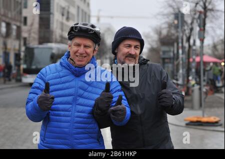Mitte, Allemagne. 25 janvier 2020. Sven Marx (à gauche) et Juergen Pansin passent leur tandem le 25.1.2020 sur Pariser Platz en face de la porte de Brandebourg. Le 7 mars 2020, le projet hr Berlin - Tokyo, une balade en vélo de 15 000 kilomètres vers les Jeux Paralympiques, commence. Crédit: Thomas Uhlemann/dpa-zentralbild/ZB/dpa/Alay Live News Banque D'Images