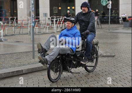 Mitte, Allemagne. 25 janvier 2020. Sven Marx (à gauche) et Juergen Pansin passent leur tandem le 25.1.2020 sur Pariser Platz en face de la porte de Brandebourg. Le 7 mars 2020, le projet hr Berlin - Tokyo, une balade en vélo de 15 000 kilomètres vers les Jeux Paralympiques, commence. Crédit: Thomas Uhlemann/dpa-zentralbild/ZB/dpa/Alay Live News Banque D'Images
