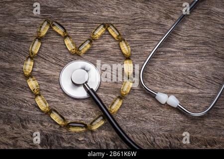 Stéthoscope médical sur la vitamine E. en forme de coeur. Banque D'Images